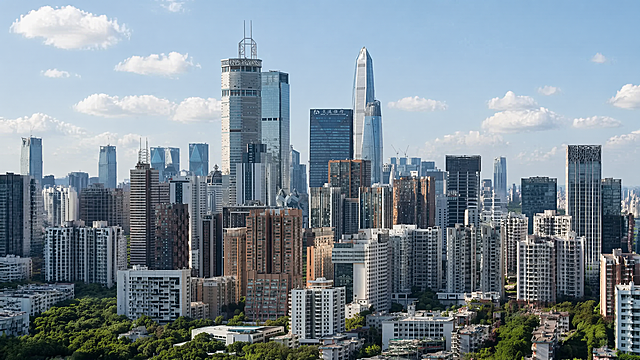 参考原图的城市建筑群构图，重新生成一张白天的城市图，保持建筑层次和透视关系不变，改变光线为明亮的日间自然光