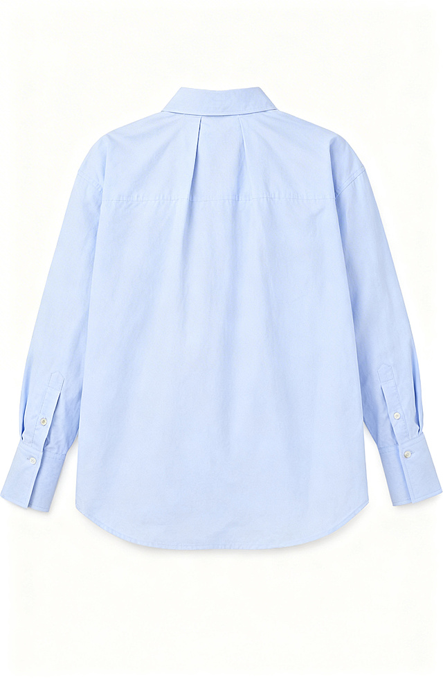 参考图二的版型，将图一的浅蓝色衬衫修改为更宽松的平铺效果，保持白色背景，浅蓝色衬衫背面展示