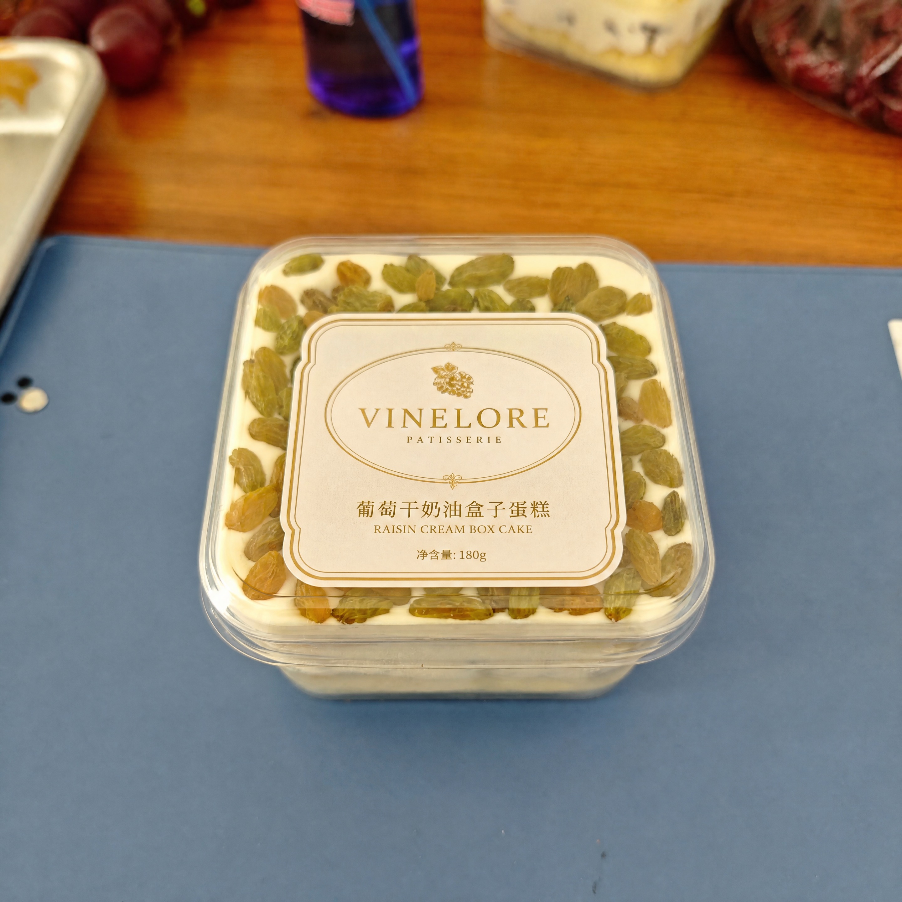 为一款方形透明盒装的葡萄干奶油盒子蛋糕设计高端大气的产品标签贴… - 图片创意预览