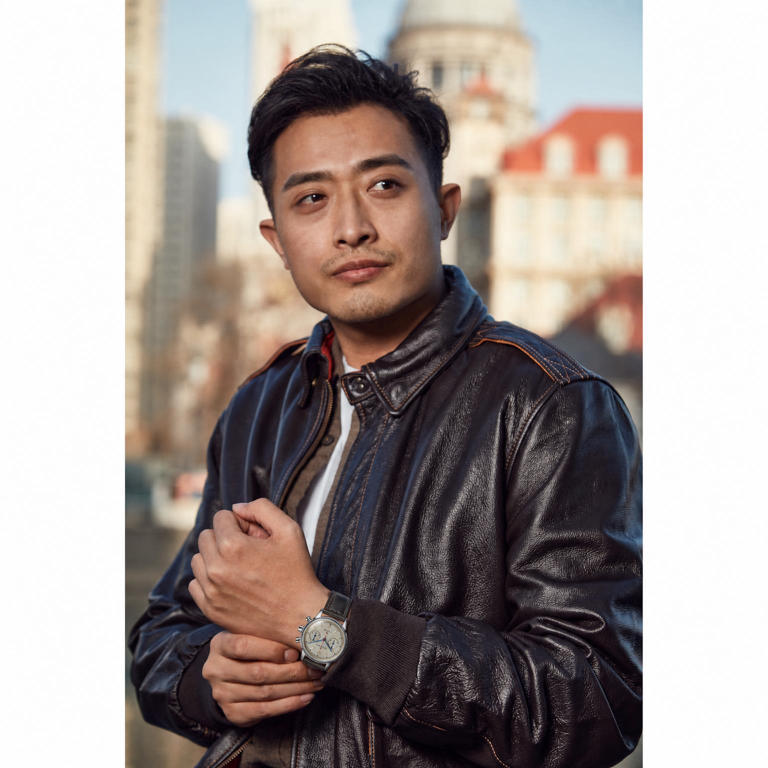将图中人物手腕上的手表替换为图二的手表，保持手表的佩戴角度、光… - 图片创意预览