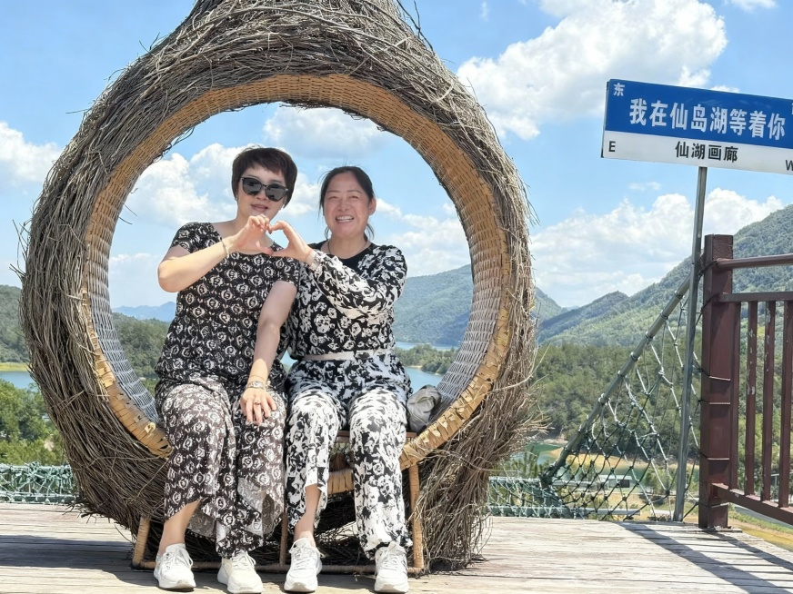 将图中俩人的衣服风格调整为和谐一致预览效果