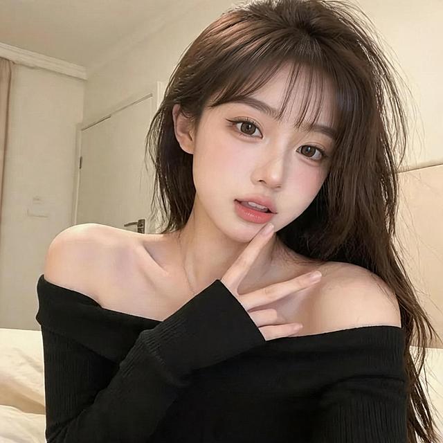 参考图片风格，生成一张全新不同女性人物的正方形头像，高清晰，精致五官，自然妆容