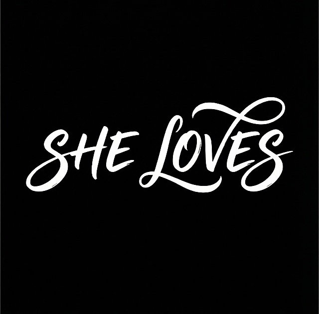 设计SHE LOVES的字体logo，字体风格与图中TOOT BABY一致，为带有飘逸装饰笔画的手写艺术字体，白色字体搭配纯黑色背景，整体符合logo设计规范