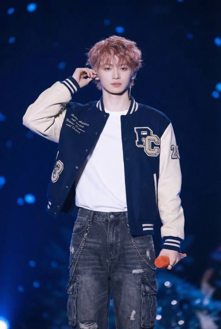 外套换成棒球服，内搭换成白色短袖，裤子换这个两边侧面加链子预览效果