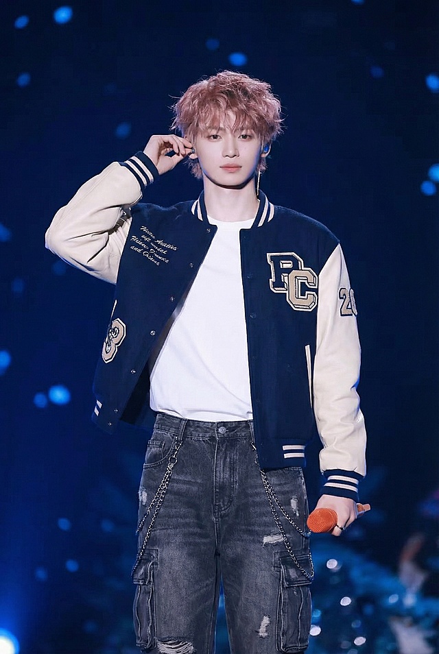 外套换成棒球服，内搭换成白色短袖，裤子换这个两边侧面加链子