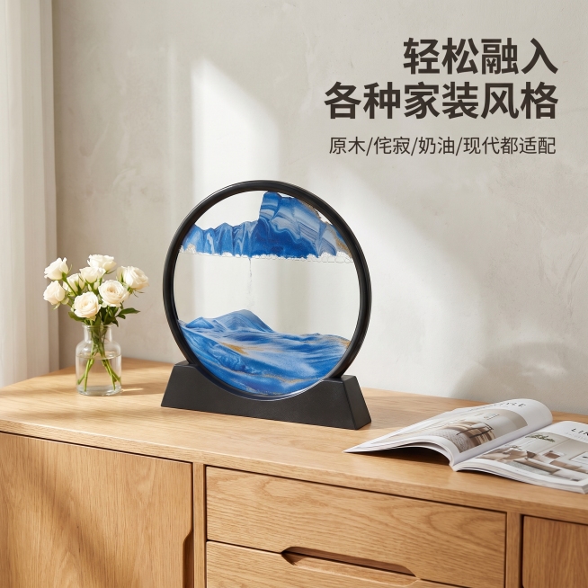 [主图 3] 风格搭配陈列展示。
[氛围风格] 温馨舒适家居治愈风；
[画质] 商业摄影质感、光线柔和通透、产品清晰真实、画面干净高级。
[元素] 3D流沙画摆件摆放在浅原木色餐边柜面上，旁边搭配一瓶预览效果