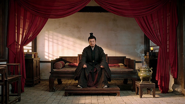 写实风格，画风真实，具有真实的电影级质感。正面机位，古代男人的房间，房间内摆放着卧榻，旁侧放置香炉，房间悬挂着幔帐