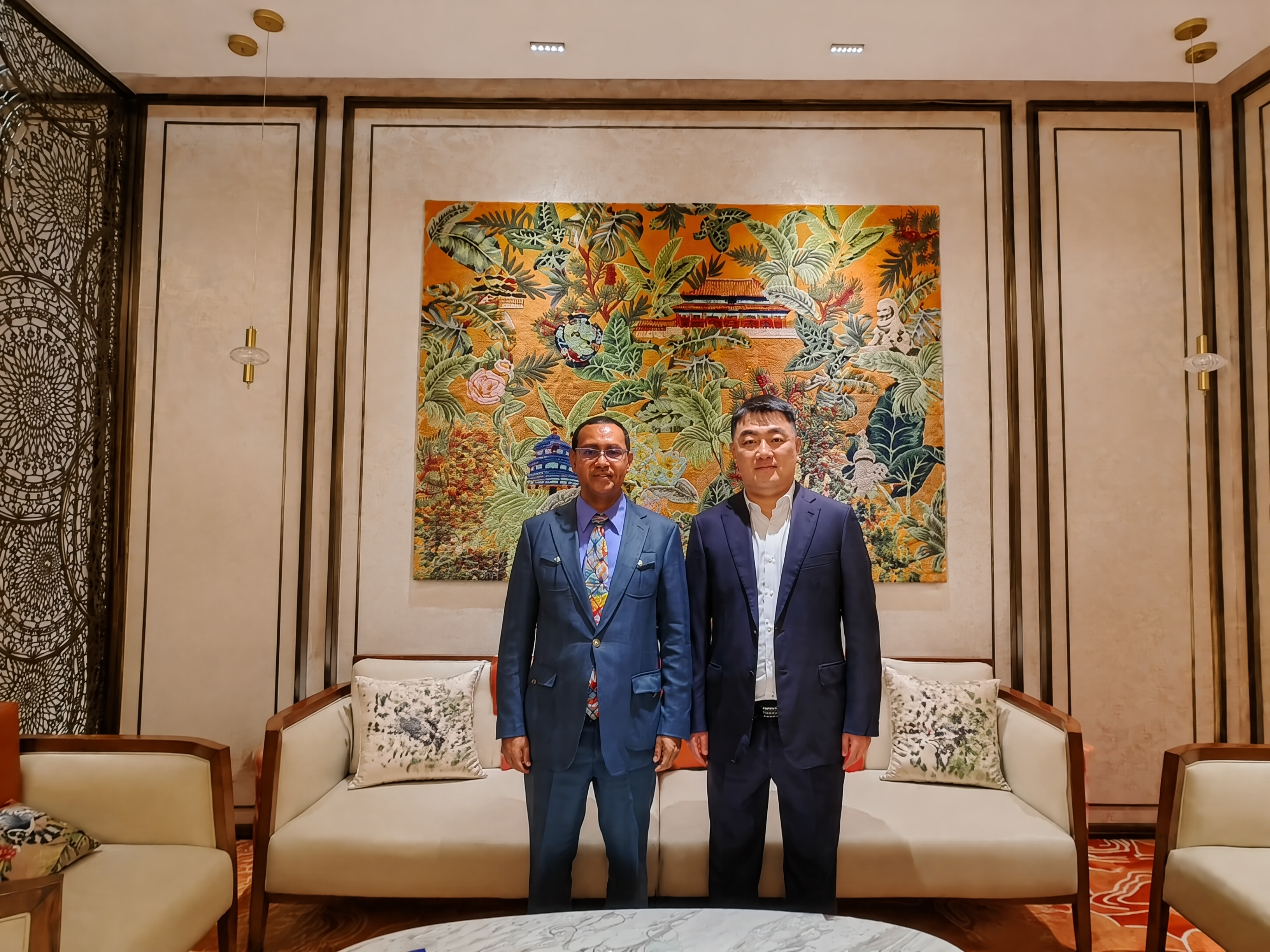保留图片中穿浅蓝色西装的黑人和穿深蓝色西装的男士，移除其他所有… - 图片创意预览