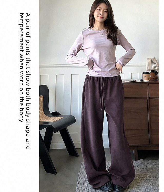 将图中裤子的颜色调整为深棕紫色（参考最后一张图的裤子颜色），只改变裤子颜色，保持人物、上衣、背景、文字、构图、光线、阴影、裤子款式版型褶皱完全不变