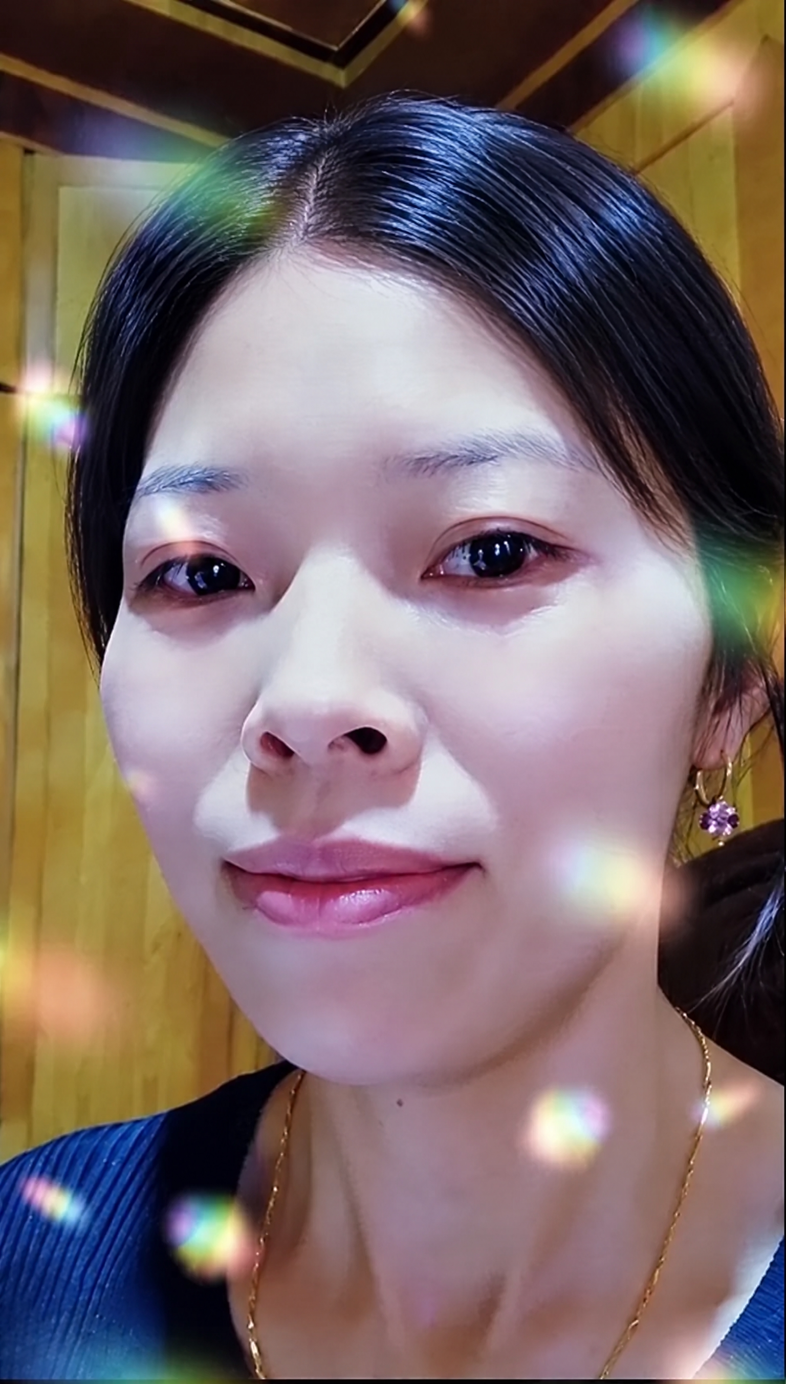 仅对人物头发做修饰：把头顶、发际线和额前的凌乱碎发梳理服帖，头… - 图片创意预览