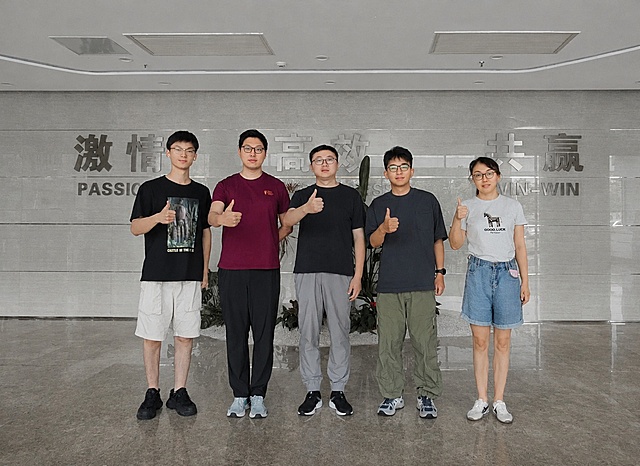 参考第一张图片的色调、亮度、对比度、光影风格，将第二张图片的整体画面（人物和背景）的色彩、亮度、对比度调整到与第一张图片完全一致的风格，保持第二张图片原有内容和构图不变，只调整色彩光影参数，使两张图片视觉风格统一，真实自然
