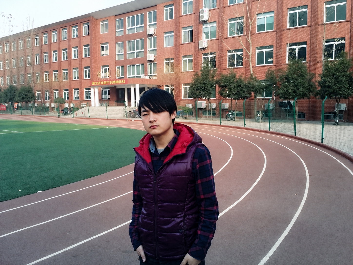 真实清晰还原这张校园操场照片，精确还原人物面部细节、服装纹理和… - 图片创意预览