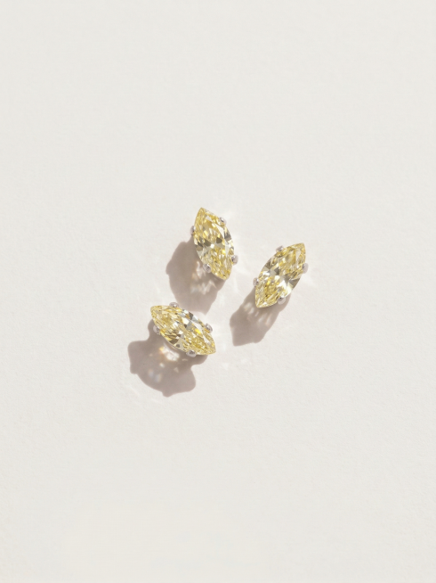 将图片中的钻石的颜色改为浅黄色，提升钻石的质感和光泽度，其他元素保持不变预览效果