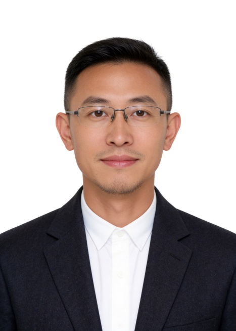 保留第一张图中人物发型､脸型､年龄特征生成标准样式纯正面证件照;人物主体严格居中,头部大小与位置严格对齐第二张图,双肩水平平衡,面部中轴线对齐画面中心,正视前方;标准证件照构图,人物绝对居中;头顶上方预览效果