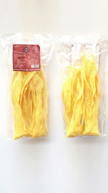 [主图主题] 袋装腐竹产品主图
[氛围/风格] 干净简约食品电商风，突出腐竹天然色泽
[画面元素] 袋装腐竹正反面展示，保留原有包装标签文字，产品居中摆放在干净浅色背景上，不添加额外核心卖点文字，展示预览效果