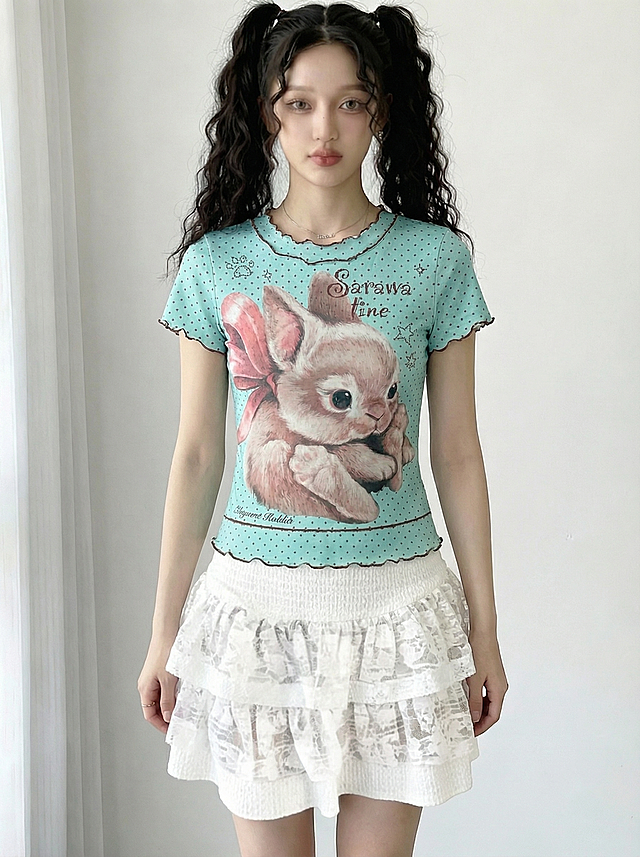 [主图 3] 半身特写展示青绿色波点兔子印花T恤，搭配纯白色蓬蓬半裙，保留原模特人物特征，同款双马尾卷发，无红色装饰
[氛围风格] 清新简约棚拍风格，自然柔和光照，和前两张主图风格保持完全统一
[画面元素] 商业摄影质感，光线柔和通透，产品清晰真实，画面干净高级。亚洲年轻女模特，同款双马尾卷发，正面半身构图展示T恤印花细节，上身穿着图片中的青绿色波点兔子印花木耳边短袖T恤，下身搭配纯白色蕾丝多层蓬蓬半裙，无红色星星装饰，背景保持浅灰白色墙面和前两张一致，模特姿势自然，清晰展示兔子印花细节和产品设计特点。
[配色色系] 主色调：浅青绿色；辅助色：浅灰白色背景，裙子纯白色
[视角构图] 正面平视，半身中景构图，景深适中
[文字版式] 无额外文字，纯产品细节展示
[比例分辨率] 3:4比例，2k分辨率，超高清
[负向提示词] 变形，水印，文字错乱，产品图模糊，背景杂乱，换模特，改变发型，换裙子款式，红色星星装饰