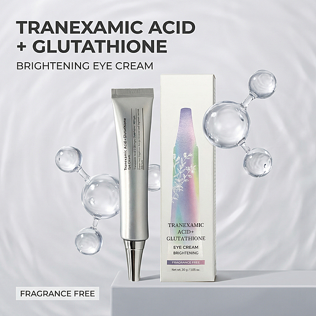 [主图 2] 国际站眼霜生活场景主图，核心卖点：Fragrance Free Brightening Eye Care
[氛围风格] 简约高级纯净科技感，自然柔和的美妆摄影氛围。
[画面元素] 商业摄影质感，光线柔和通透，产品清晰真实，画面干净高级。眼霜产品居中放置，背景添加简约柔和的浅灰色美妆静物台，点缀透亮水分子元素，体现水润提亮的护肤属性，产品外观细节与原图保持完全一致。
[配色色系] 主色调：浅灰冷调，突出产品本身的金属质感；辅助色：产品自身的银和渐变彩色。
[视角构图] 平视，产品居中，景深适中，背景略虚化突出主体。
[文字版式] 顶部左对齐负空间放置主标题 "TRANEXAMIC ACID + GLUTATHIONE"，字重粗体，深灰色无衬线字体；主标题下方放置副标题 "BRIGHTENING EYE CREAM"，字号为主标题一半；左下角放置卖点标签 "FRAGRANCE FREE"，小号深灰字浅灰色块背景。所有文字不遮挡产品主体，强对比清晰可读。
[比例分辨率] 1:1 比例，2k 分辨率，文字清晰可辨，超高清。
[负向提示词] 变形，水印，文字错乱，产品图模糊，中文文字，多余营销文案，夸张最高级词汇，背景杂乱。