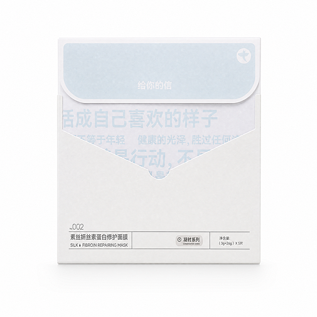 产品精修，产品置于纯白背景上，专业商业棚拍光，5500K标准中性白光，轮廓光，体积光，曝光正确，强烈真实立体感，标准透视校正，正常透视焦段，保持同类机位，接地处保留干净浅淡的自然接触阴影，严禁大片投影、脏灰阴影和悬浮感，主体居中，商品完整入画不裁切，商品外轮廓视觉体量约画面60%-80%，四边均匀留白约10%-20%，严禁满幅铺满与贴边顶满，极致超清画质，细节清晰锐利，4K分辨率，商业级实拍质感，保留原图真实材质与结构细节，严格锁定原图商品颜色，保留原图偏米白、奶油白、暖白、浅灰白的颜色倾向，严禁提白、漂白、冷白化、去色或融入白底，浅色、白色、米白色区域保持原图真实色相，严禁偏黄偏暖，锁定原图商品颜色，颜色以输入图为唯一参考，分段部件颜色边界按原图锁定，锁定原图商品轮廓、件数、部件位置、连接关系、标签文字和可见功能细节，只做精修不重绘结构，包装盒结构与原图一致，标签文字与Logo零改写，禁止改变盒型或标签排版，将正面底部的内容和信息替换为参考图image2底部的内容，哑光/半哑光塑料质感，柔和漫反射，低高光，表面细腻，正视图，比例1:1