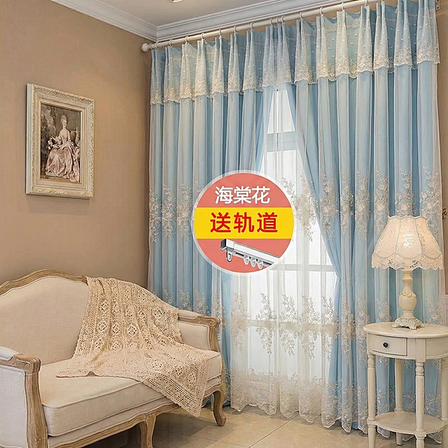 只改变把窗帘里层的颜色变成淡蓝色，窗帘外面一层纱帘的的花纹颜色不要动，其余保持不动
