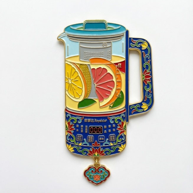 把图示产品，做成4个中国风金属珐琅冰箱贴系列，采用传统景泰蓝工艺，金色勾边，每个冰箱贴均有图示产品，并且有精致花纹装饰和吊坠设计。四个完全不同造型的冰箱贴规整排布在纯色背景上，每个冰箱贴都具有立体浮雕预览效果