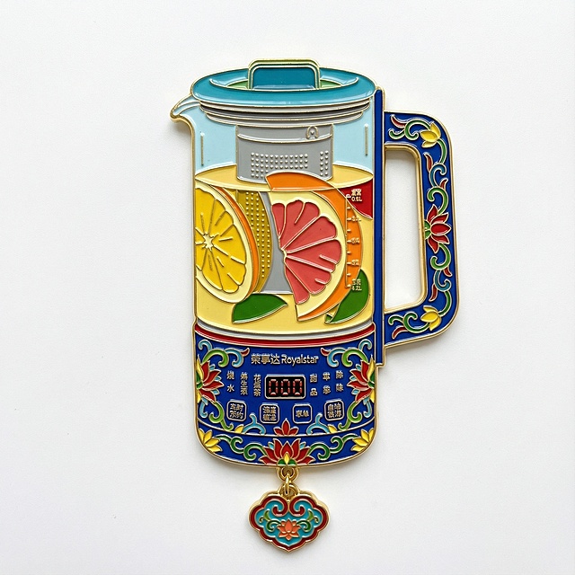 把图示产品，做成4个中国风金属珐琅冰箱贴系列，采用传统景泰蓝工艺，金色勾边，每个冰箱贴均有图示产品，并且有精致花纹装饰和吊坠设计。四个完全不同造型的冰箱贴规整排布在纯色背景上，每个冰箱贴都具有立体浮雕质感，细节丰富，色彩鲜艳，整体风格统一且富有中国传统文化韵味。