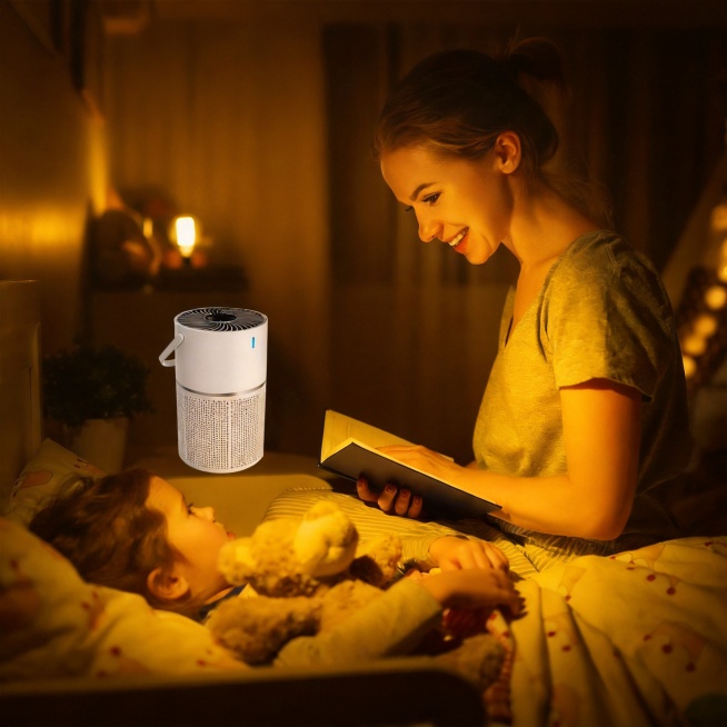 将图2的空气净化器添加到图1的床头柜位置，匹配图1的暖黄夜晚灯光色调，调整产品光影使其融入温馨卧室环境预览效果