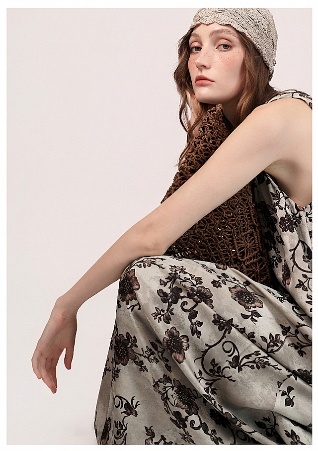 去掉图片中的所有文字，包括左上角的文字、顶部中间文字、右上角文字、中间大写BBACCA文字、左下角New文字，保持图片其他内容、构图、色彩、人物和服装完全不变