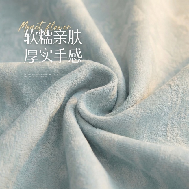 不改变窗帘的花纹面料，将图进行裂变，主要展示窗帘的柔软的特写镜头，还要保留原来的文字预览效果
