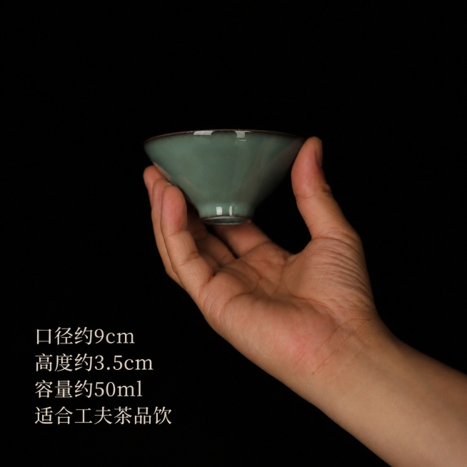 [主图-5] 尺寸规格与多杯展示，促进决策转化。
[氛围风格] 古典暗系，简洁真实。
[画质] 清晰商业摄影，比例准确。
[元素] 一只手自然握持斗杯，展示手握大小比例，手掌作为自然尺寸参照，清晰展现预览效果