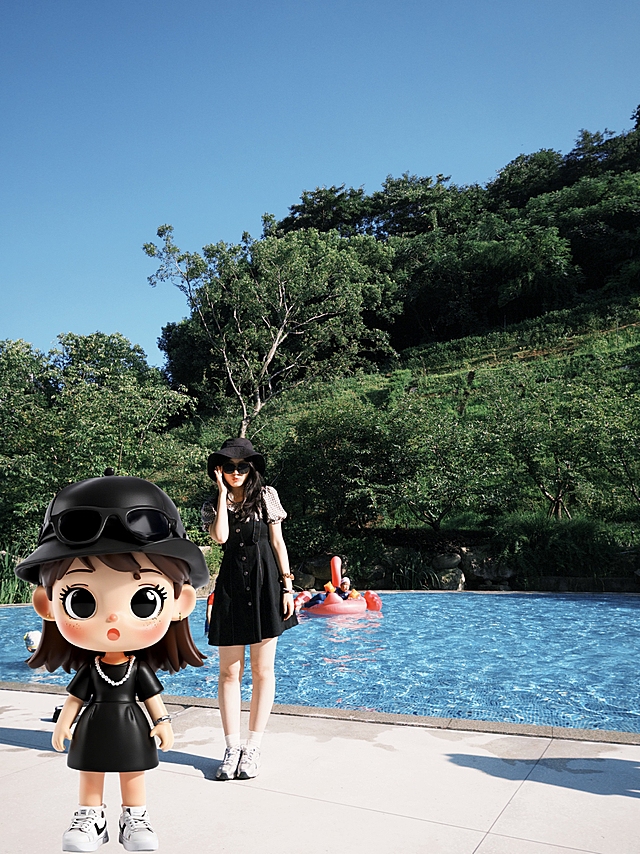 我的同款AI小女孩！清新实景与卡通动漫结合，轻拟物风设计，夏日泳池边的时尚与童趣