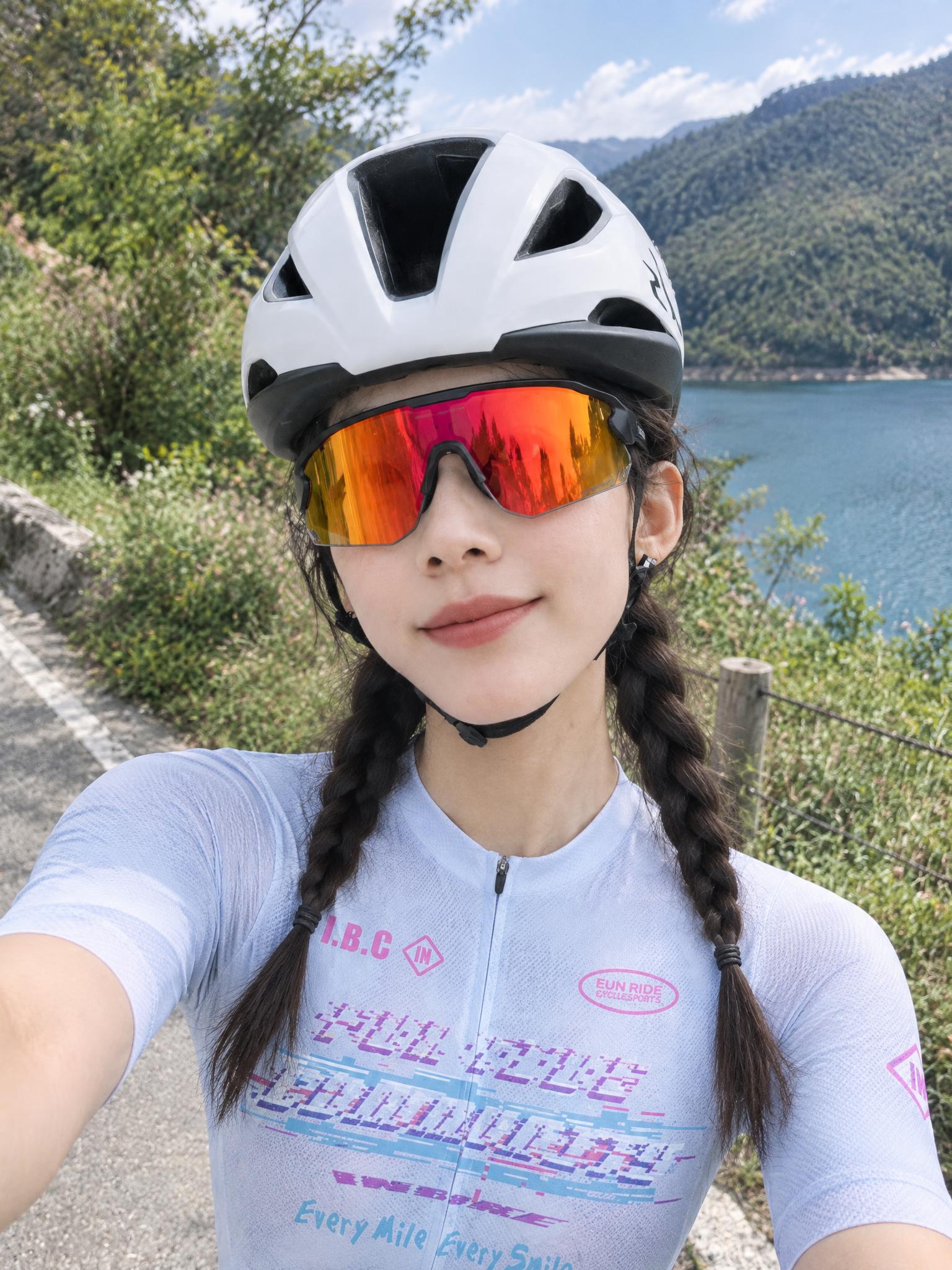 一位漂亮的中国女生，五官精致，化着干净又漂亮的妆容，哑光底妆，… - 图片创意预览