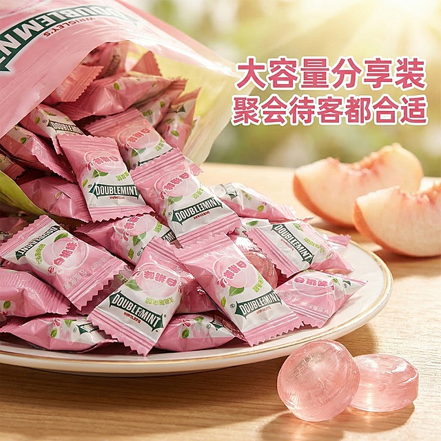 6. 白桃薄荷糖分享装主图，一大袋散装糖果倾倒在白色陶瓷盘子里，错落堆叠出满满氛围感，几颗拆开包装的糖块放置前景，突出晶莹质感，背景搭配几片新鲜水蜜桃果肉，暖调自然光逆光通透，右侧文字 "大容量分享装 聚会待客都合适"，字体白色搭配粉色描边，醒目清晰，背景全屏无边框，产品外观和原图保持一致。