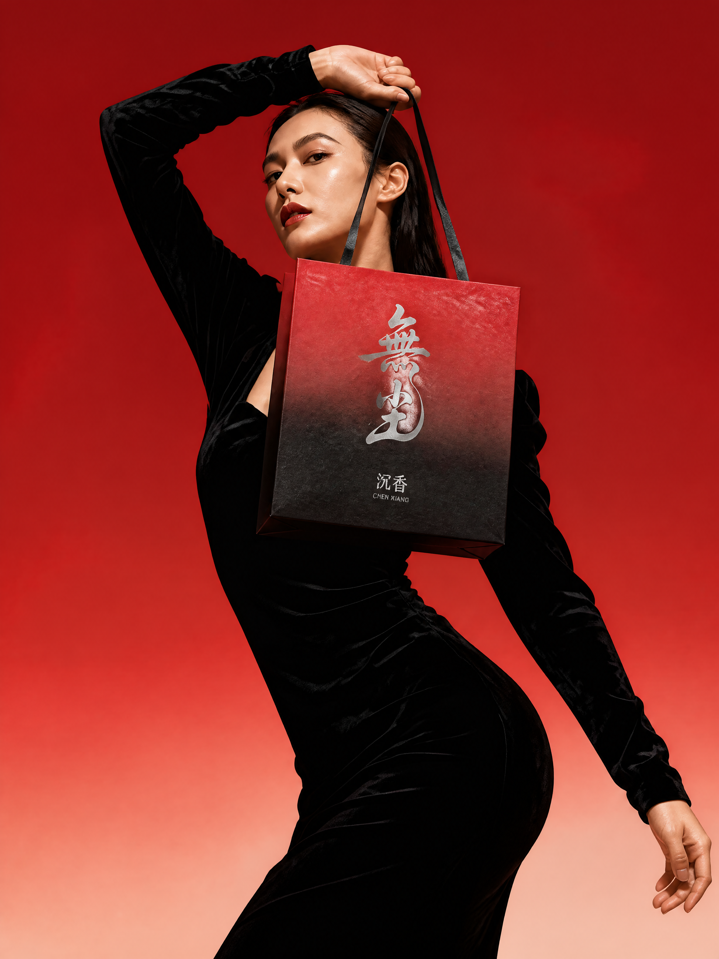 沉香品牌广告大片，参考图风格：红色渐变背景，上深下浅的正红色渐… - 图片创意预览