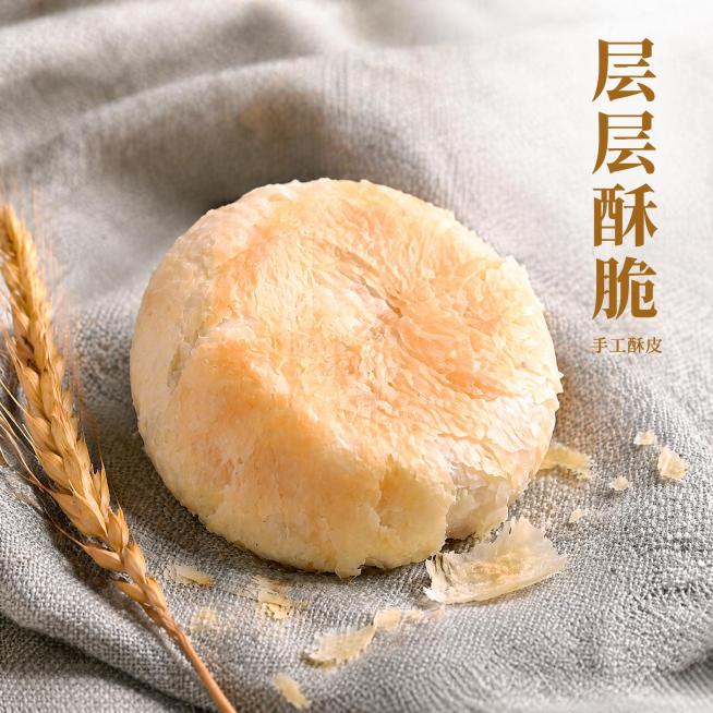 [主图-3] 鲜花饼外皮层次工艺展示，氛围风格为干净简约，突出工艺质感。画质要求为商业摄影质感、光线柔和通透、产品清晰真实、画面干净高级。元素包含完整的原味鲜花饼放置在浅灰色餐布上，搭配一支麦穗作为点预览效果