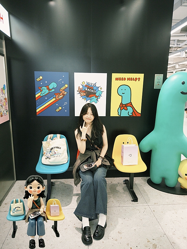 插画风卡通墙，拟人恐龙与女孩互动，可爱感十足，营造欢乐氛围。