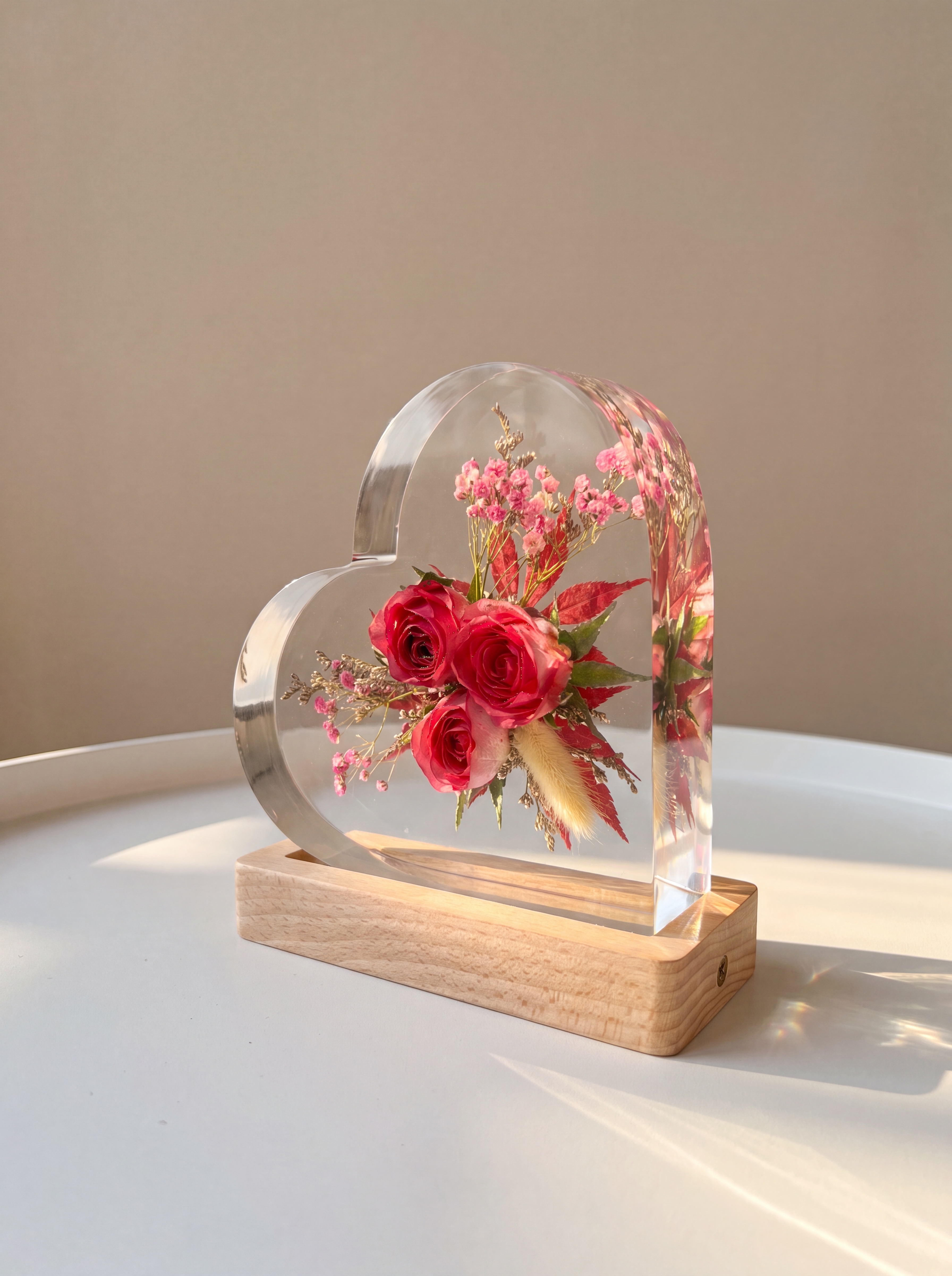 产品为心形树脂干花摆件，包含心形透明树脂块和原木底座，干花为三… - 图片创意预览