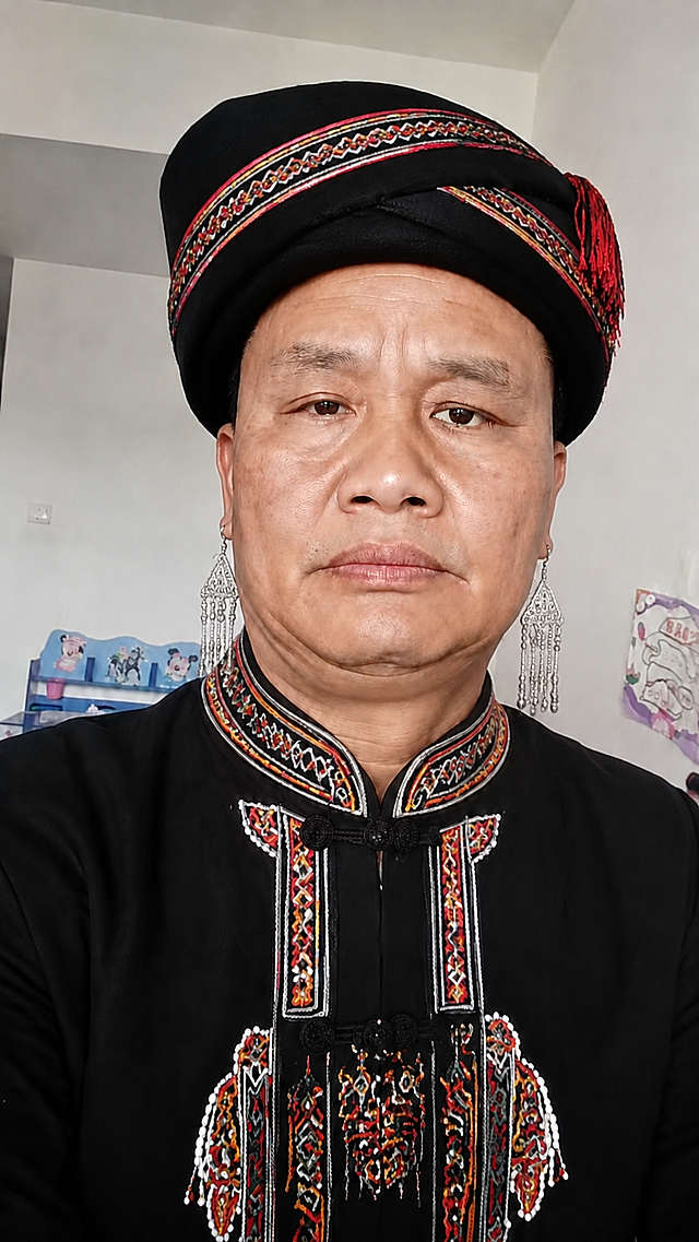 给人物的露出的耳朵上添加彝族传统银耳坠，保持整体风格和人物不变，匹配服饰样式