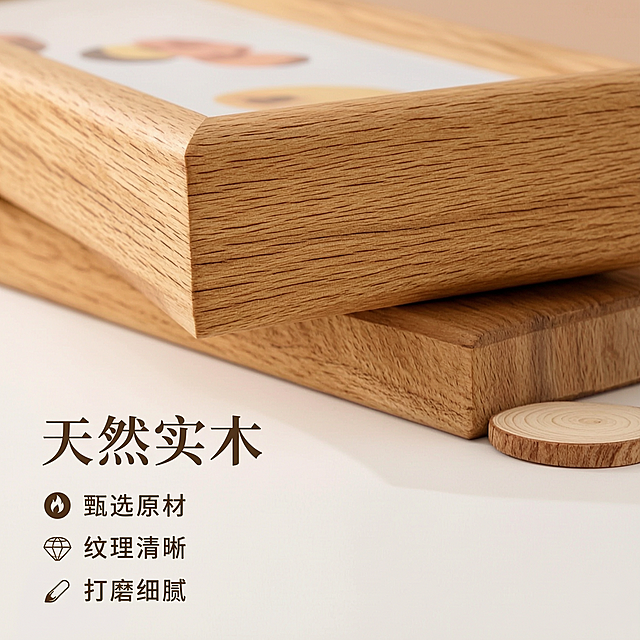 [主图-2] 材质细节实木相框卖点展示图。
[氛围风格] 温馨自然原木质感，高级简约；
[画质] 商业摄影质感、光线柔和通透、产品清晰真实、画面干净高级。
[元素] 特写放大展示实木相框的边角和木材纹理，相框框边清晰可见天然木材年轮纹理，边角打磨光滑圆润，展示做工细节。旁边放置一块小木料作为搭配，背景为浅纯色干净不抢主体。保持实木相框外观（即物理结构、材质纹理、颜色）与输入产品图绝对一致，杜绝任何变形和色差，精细化处理。商品主体占比严格控制在65%左右；画面满屏无边框。
[光影] 正面柔光打亮，突出木材纹理的凹凸质感，阴影柔和，细节清晰。
[配色] 原木棕为主色调，浅纯色背景，自然干净。
[视角构图] 平视特写视角，木材纹理为视觉中心，景深较浅突出细节。
[文字版式] 左下负空间排布卖点：大标题“天然实木”，下方三条卖点“甄选原材 纹理清晰 打磨细腻”，每个卖点配小图标，文字清晰不遮挡纹理细节，深棕色文字对比清晰。
[比例分辨率] 1:1比例，2k分辨率；文字清晰锐利，画面超高清。
[负向提示词] 变形，水印，文字错乱，产品图模糊，背景杂乱。