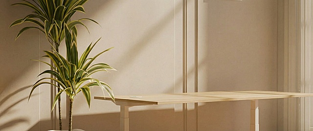 移除画面中的三个机箱和左下角的所有文字，补全桌面和背景细节，保持整体光影和风格一致