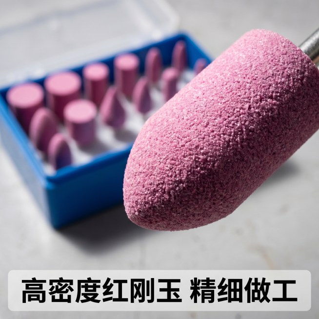 [主图 3] 砂轮磨头细节特写主图。[氛围风格] 灰白现场工业风，质感突出。[画质] 微距商业摄影，超高清细节，纹理清晰锐利。[元素] 放大镜效果放大展示单个磨头的尖端切面纹理，背景虚化，整盒产品作为预览效果