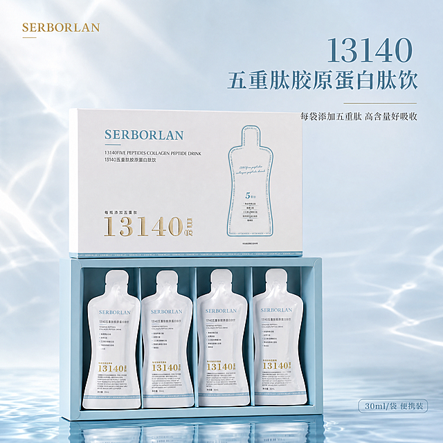 [主图-1] 首图品牌调性，极简静物高级感，突出五重肽胶原蛋白肽饮的高端品质与专业感。
[统一基调] 整体风格为纯净科技感的高级美妆护肤静物摄影风格，背景主色为渐变浅蓝白色调，标题字色为雾霾蓝+烫金点缀，辅助字色为深灰色，强调色为香槟金色，字体为干净优雅的细衬线体，字号层级分明，卡片与图标采用极简细线风格，整体通透水润。
[画面] 产品礼盒居中偏下位置，礼盒打开状态，四袋银白色独立包装的胶原蛋白肽饮整齐排列在浅蓝色内托中，礼盒上方竖立展示产品外盒正面，外盒上SERBORLAN品牌标识和13140金色大字清晰可见。主体占画面约65%。背景为柔和的渐变浅蓝到白色，带有微妙的水波纹光影折射效果，营造水润透亮感。左上角放置SERBORLAN品牌Logo，采用烫金质感。画面底部有轻微的倒影和柔和的接触阴影，产品悬浮感弱，稳稳放置在静物台上。
[光影质感] 商业摄影质感，柔光箱布光，主光从左上方45度角照射，产品表面有柔和的高光反射，阴影自然过渡，体现包装的金属质感和纸盒的哑光质感，整体光影干净高级。
[配色] 主色调为浅蓝白渐变背景，搭配产品本身的银白色包装和浅蓝色内托，金色文字作为点缀色，整体色调统一和谐，符合美妆个护高端调性。
[文字版式] 左上角品牌Logo：SERBORLAN。右侧上方主标题：13140五重肽胶原蛋白肽饮。主标题下方副标题：每袋添加五重肽 高含量好吸收。右下角小标签：30ml/袋 便携装。所有文字采用细衬线体，主标题最大最醒目，辅助文字缩小50%以上，文字放在负空间不遮挡产品主体。
[输出要求] 1:1正方形比例，2048*2048像素，文字清晰可读，产品清晰锐利，无变形，无错字，无模糊，无杂乱元素，无水印，无平台Logo。