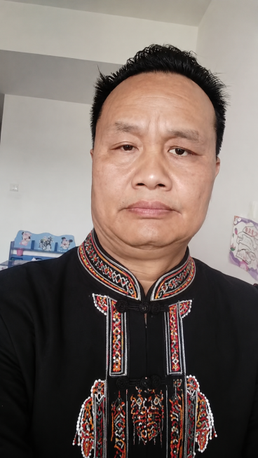 将人像图中的男士服装替换为彝族传统男装，保持简约现代电商网页风格，保持人物整体和背景不变预览效果