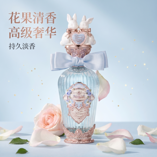 [主图 1] 花果调香水高级调性首图；[氛围风格] 高级奢华自然花艺氛围，干净通透的奢华质感；[画质] 商业摄影质感、光线柔和通透、产品清晰真实、画面干净高级；[元素] 花果调香水瓶居中展示，瓶身周围预览效果