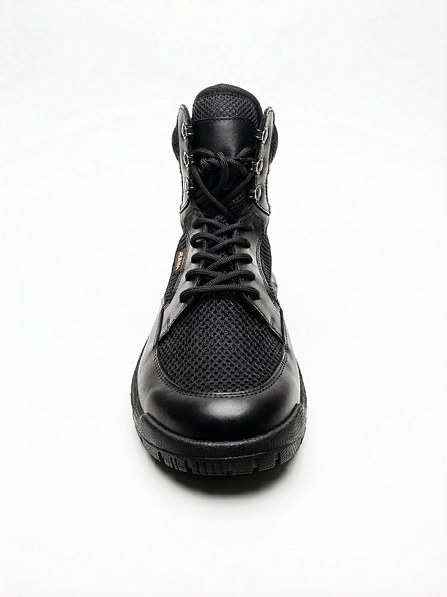 保持鞋子角度、材质和所有细节不变，将色调和曝光调整为和参考图保持一致，参考图亮度更高对比度更强，黑色更通透，保留纯白背景和自然阴影，不改变构图和产品结构，保留所有细节