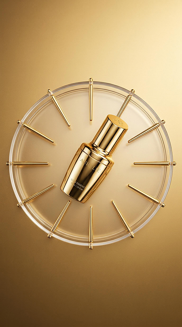 奢华金调美妆精华商业摄影图，超写实产品摄影风格，高级冷艳质感，强烈视觉张力。金色镜面金属质感的精华瓶，以倾斜角度放置在透明亚克力圆形托盘上，托盘边缘均匀排列12个精致的金色细长支撑条，背景为统一的暖金色渐变平滑颗粒。暖调硬光塑造强烈的金属反光与明暗对比，突出亚克力的通透感，边缘带有细腻轮廓光，无多余阴影干扰，整体呈现极简、高级、商业大片质感。俯视居中构图，精华瓶为视觉焦点，托盘与金属元素衬托产品的精致感，突出产品的奢华美学与品牌调性。