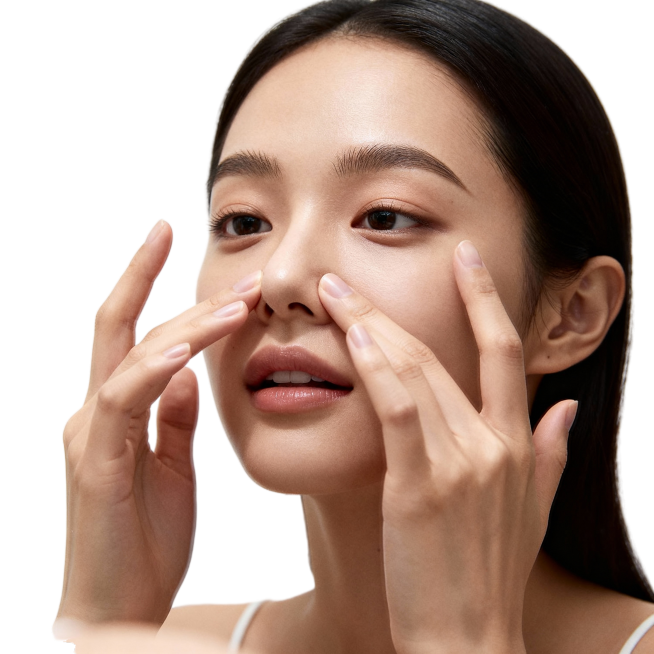 一位美女在给自己做鼻子的按摩预览效果