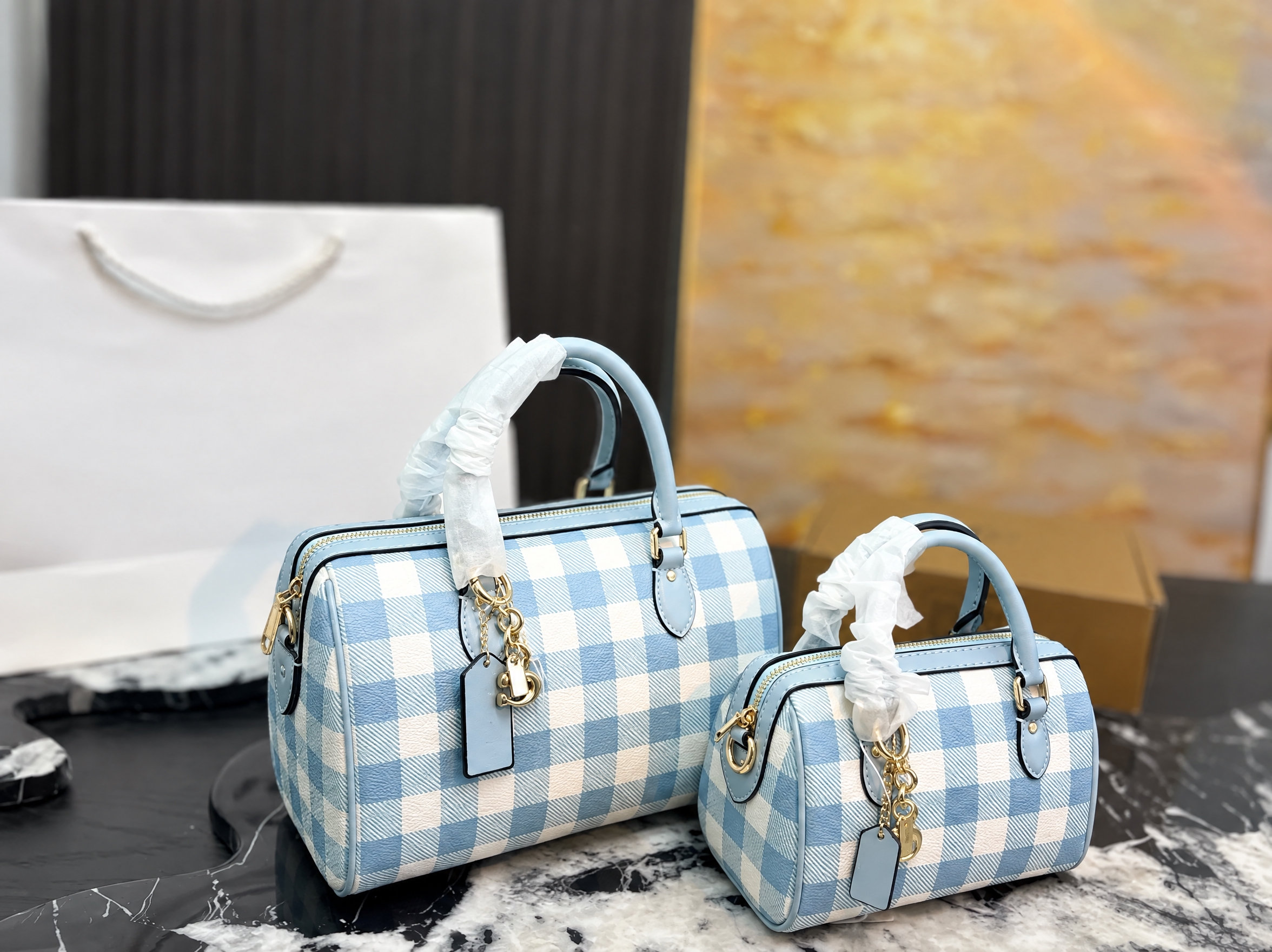 去掉图片中所有的COACH品牌LOGO和文字，包括包身金属LO… - 图片创意预览