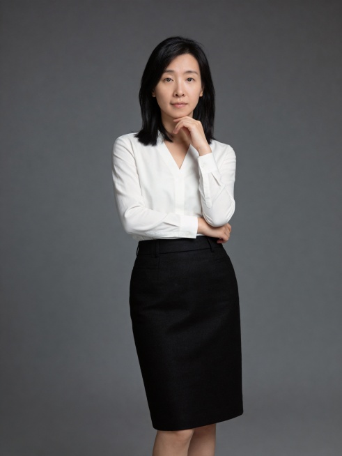 参考图中保留人物脸型、发型、年龄等特征生成职业形象照，身着净白色V领韩式长袖衬衫，优选细腻棉质面料，自带柔和垂坠感，V领弧度修饰颈部线条，袖口微收利落不拖沓；下搭高腰黑色哑面羊毛混纺材质包裙，高腰线设预览效果