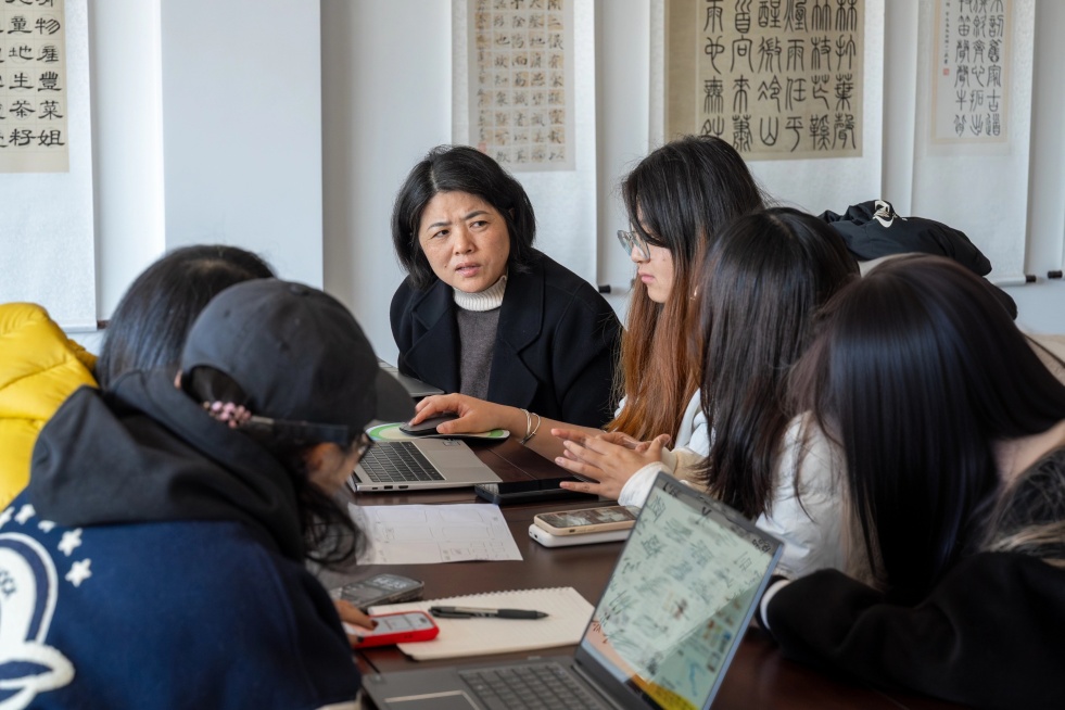 帮我把发色改成黑色预览效果