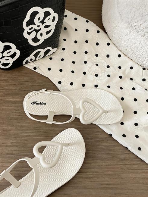 保持图片原有内容不变，仅调整图片比例为3:4，不要改变图片的内容和构图预览效果